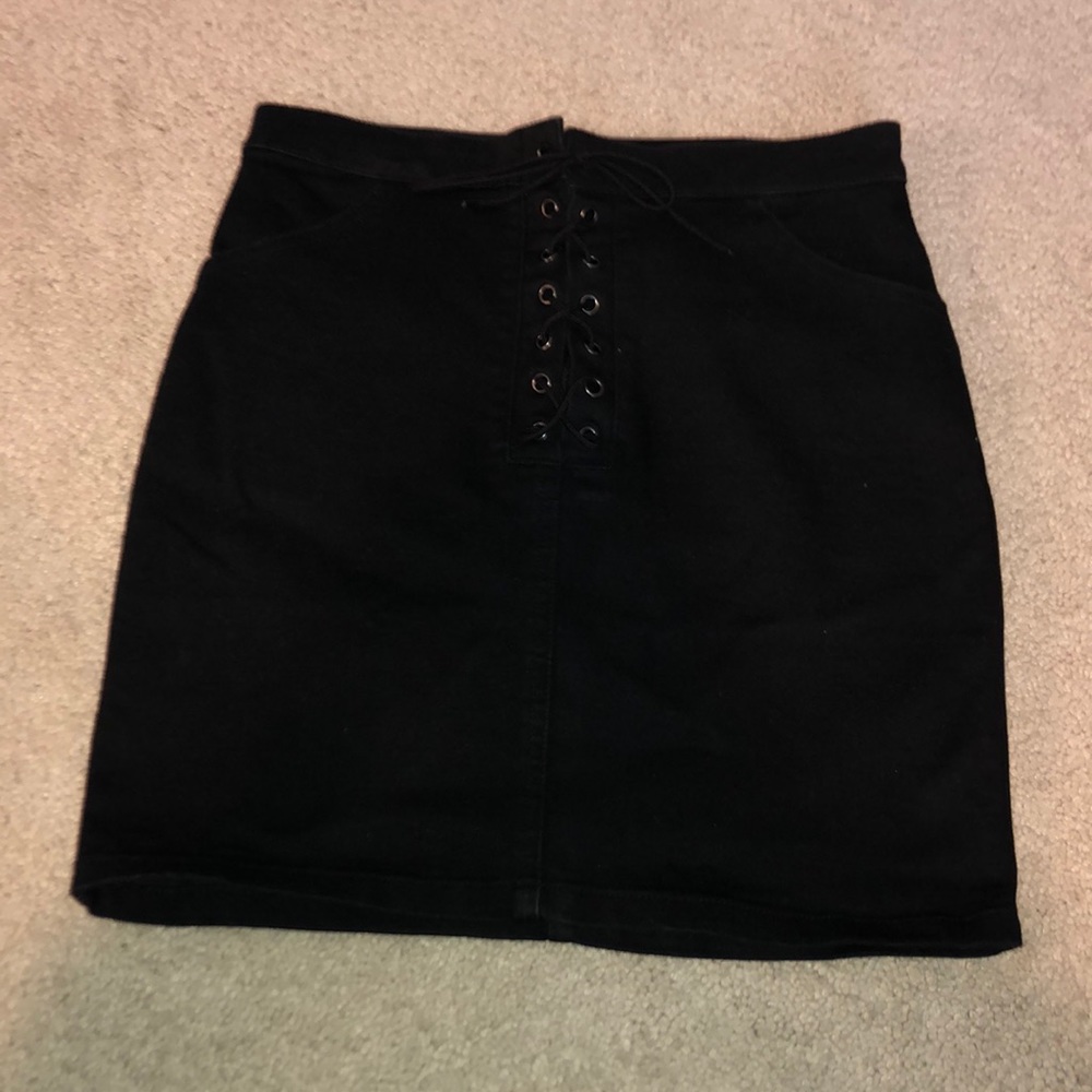 Lace-up pencil skirt